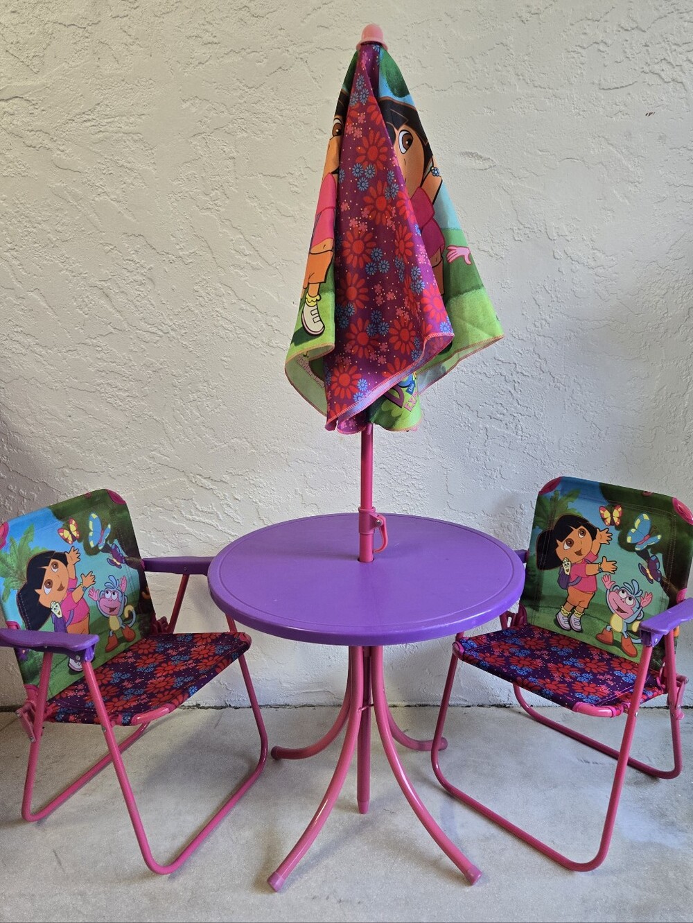2003 Dora The Explorer Patio SET Table, Chairs And Umbrella